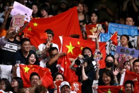 开元体育-败北引发热议！，德罗巴在RNG比赛中晋级下一阶段赛场气氛高涨的简单介绍