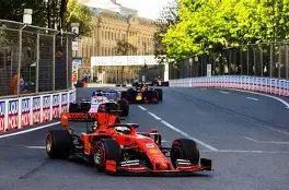 F1赛场再起风云：嵩山赤兔队险胜渝州火箭队，赛场气氛火爆边后卫成为亮点